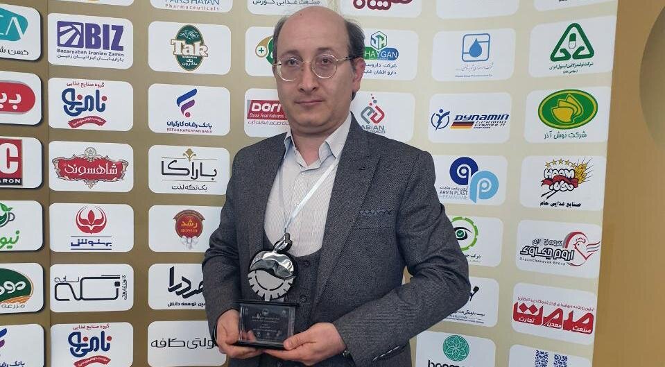 اهدا تندیس جشنواره ملی صنعت سلامت محور به مدیرعامل داروسازی شهید قاضی