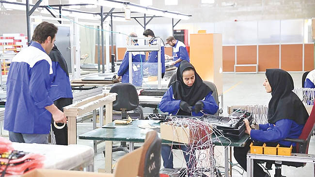 رونمایی از محصولات جدید شرکت پارس الکتریک با همکاری شرکت‌های دانش بنیان