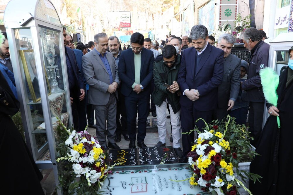 ادای احترام مدیرعامل شستا به سردار سلیمانی با حضور در گلزار شهدای کرمان