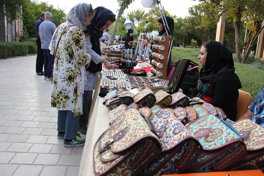 استقرار دستفروشان چهارراه ولیعصر در بازارچه سرمد