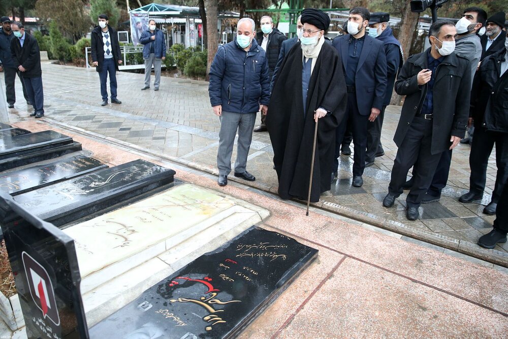 حضور رهبر انقلاب بر مزار شهدای مدافع سلامت