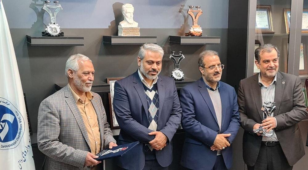 اهدای تندیس رعایت حقوق مصرف‌کنندگان به شرکت توزیع داروهای دامی داروپخش