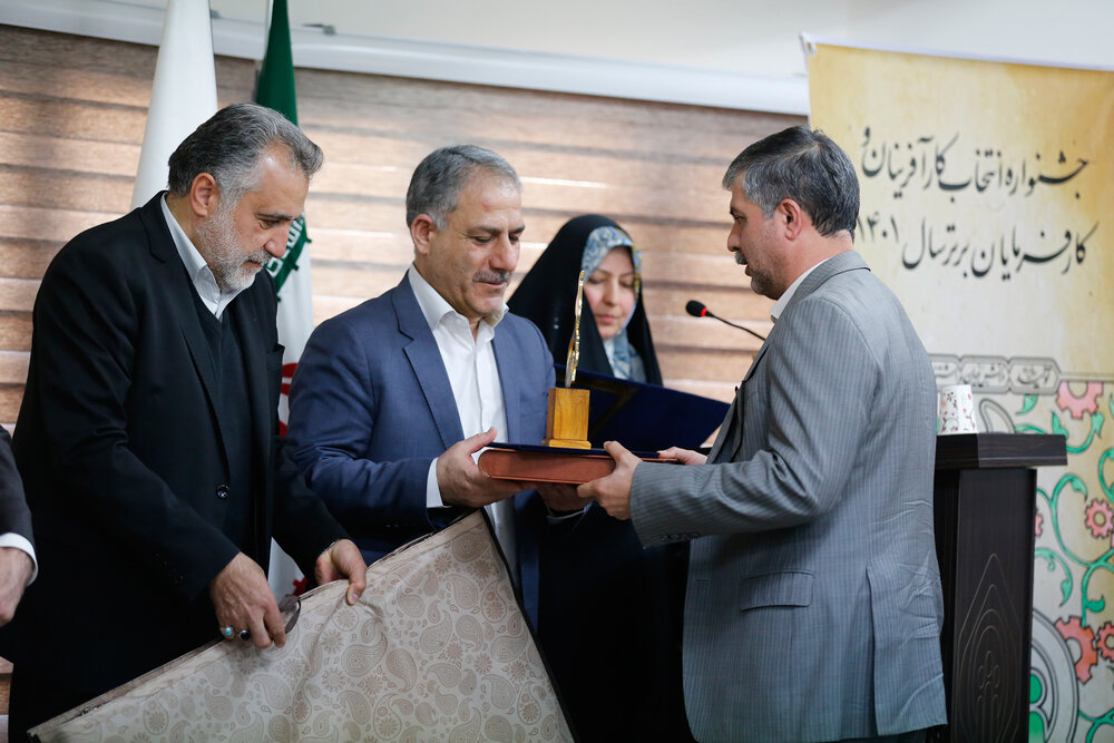 کارفرمایان برتر ادارات کل غرب و شرق تأمین اجتماعی تهران تقدیر شدند 