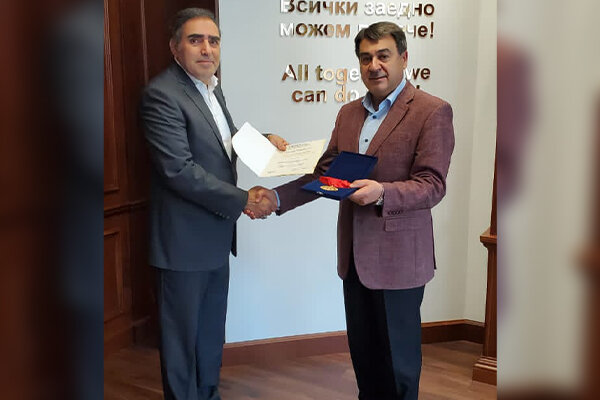 اهدای عالی‌ترین نشان ملی تعاون بلغارستان به رئیس اتاق تعاون ایران