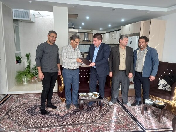 دیدار مدیر درمان تأمین اجتماعی استان کردستان با خانواده ایثارگر