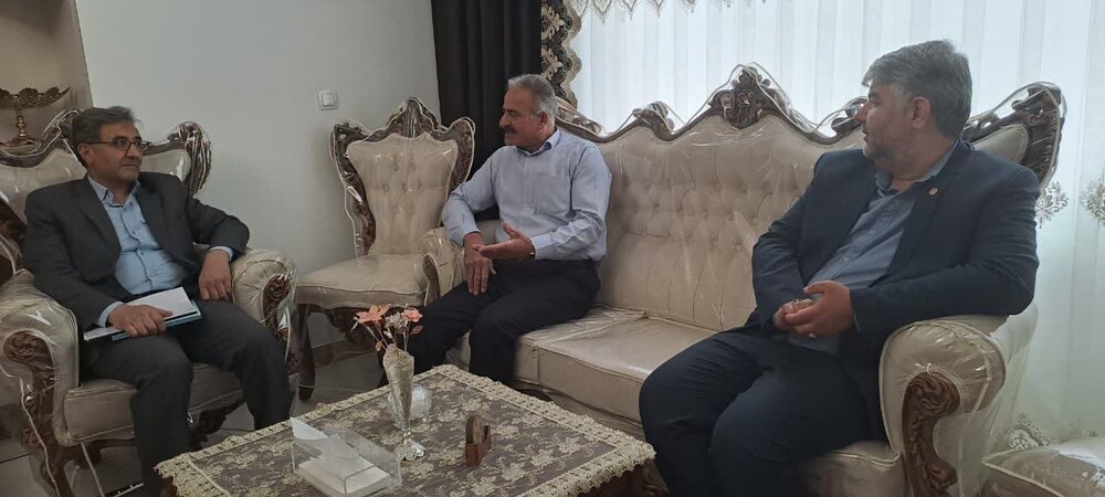 دیدار مدیرکل تامین اجتماعی استان زنجان با مستمری‌بگیر از کار افتاده ناشی از کار
