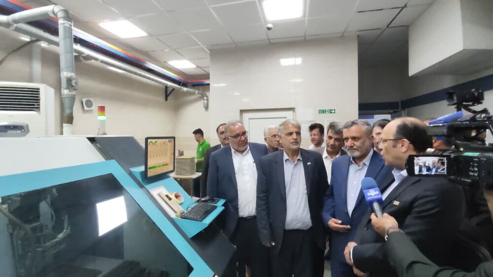 بازدید وزیر کار از شرکت کارا الکترونیک مبنا