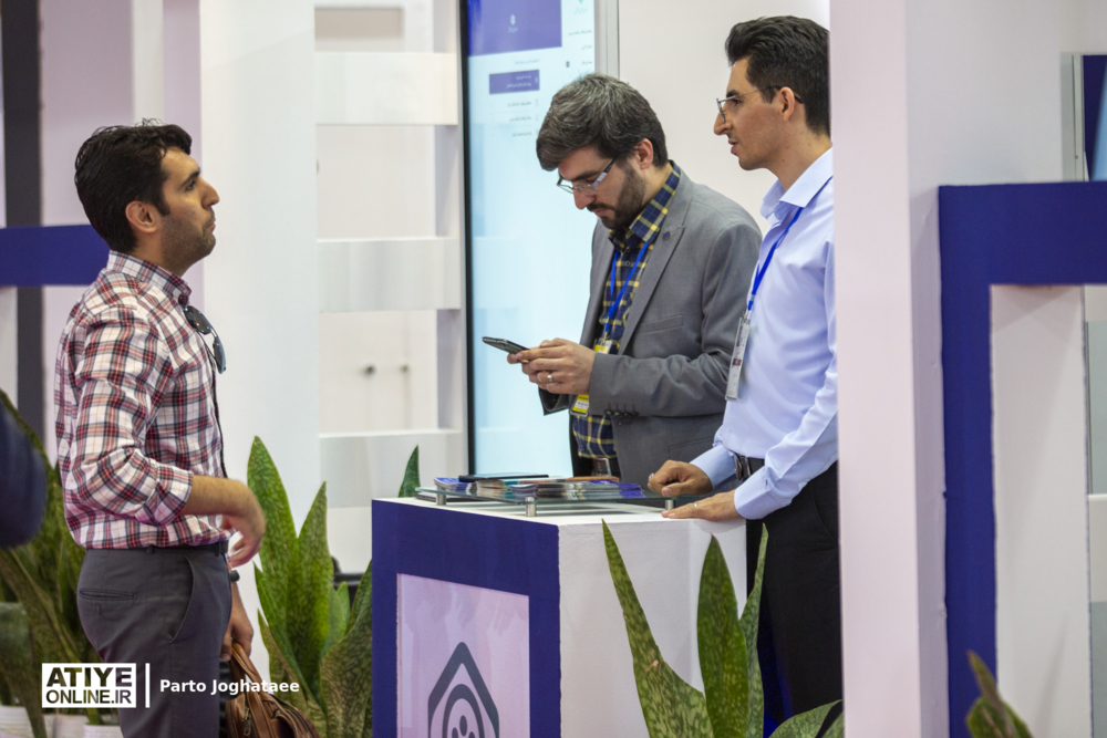 پاسخگویی مستمر غرفه خدمات بیمه‌ای به پرسش‌های بازیدکنندگان