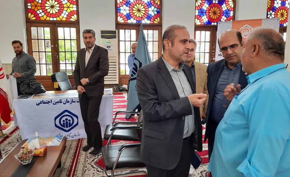 دیدار چهره به چهره سرپرست اداره کل تامین‌اجتماعی گیلان با بیمه‌شدگان در میزخدمت رشت