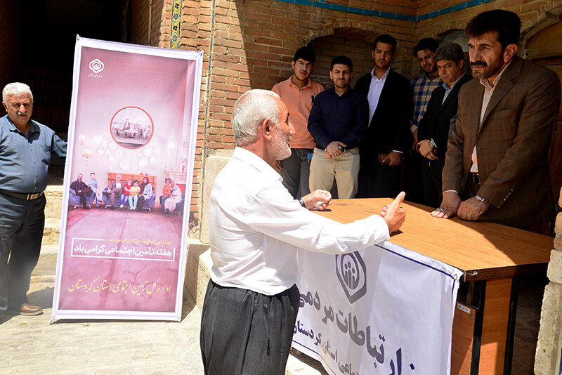 برپایی میزخدمت مشترک اداره‌کل و مدیریت‌درمان تامین‌اجتماعی کردستان در مصلای نمازجمعه سنندج