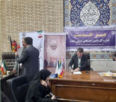 پاسخگویی مسئولان تامین‌اجتماعی ایلام به نمازگزاران جمعه در میز ارتباطات مردمی