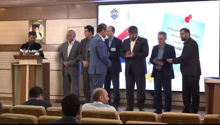 اهداء لوح تقدیر مدیرعامل سازمان تامین‌اجتماعی به رییس اداره روابط عمومی مدیریت درمان زنجان