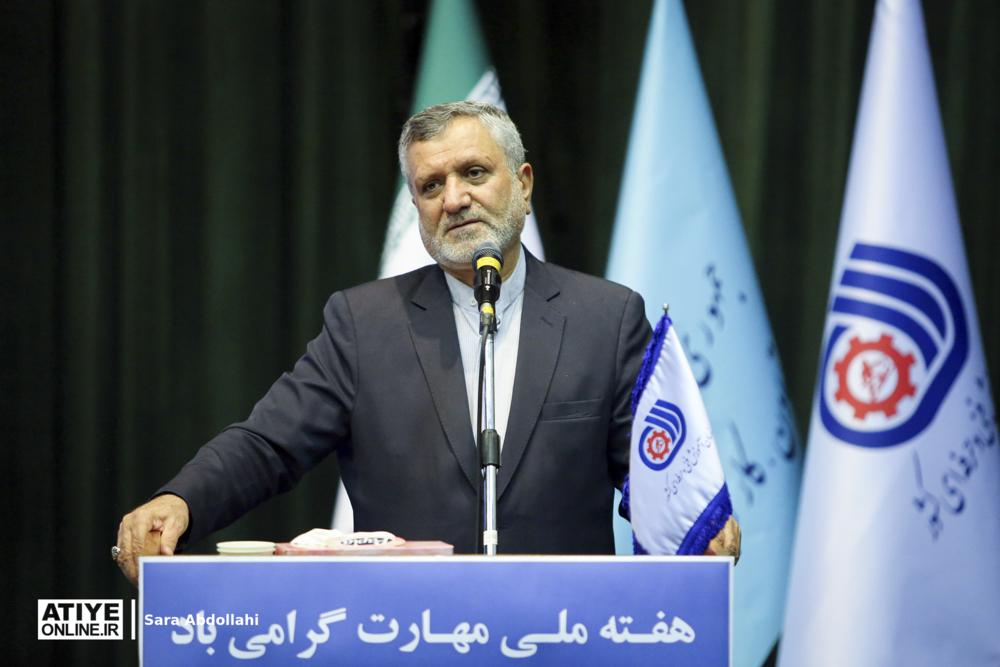 باید علم و عمل در هم آمیخته شوند