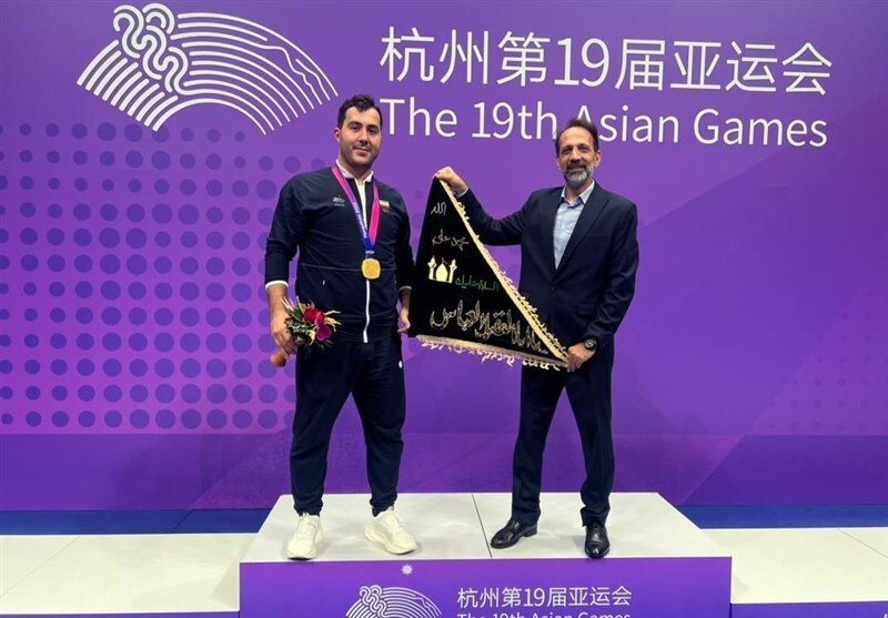 اهتزاز پرچم حضرت ابوالفضل (ع) توسط هروی و گنج‌زاده در هانگژو