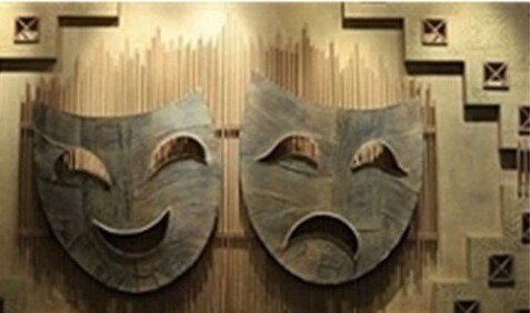 تماشای صحنه تئاتر جلوی تلویزیون