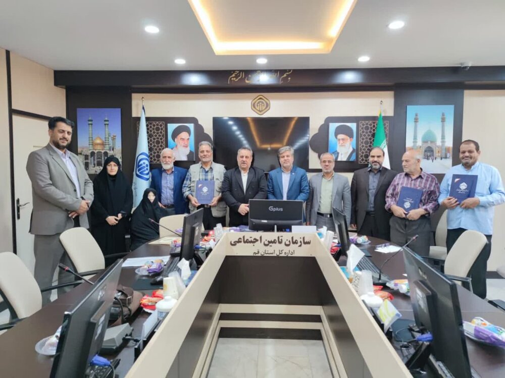 برگزاری مراسم تجلیل از بازنشستگان ایثارگر کارگری تامین‌اجتماعی قم 