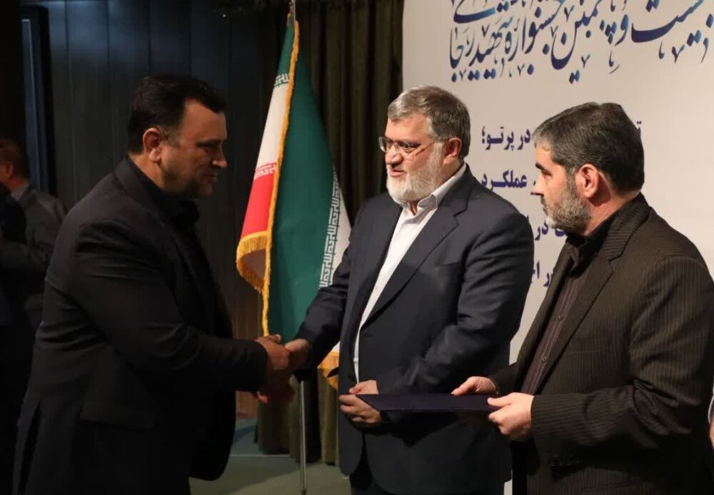 تجلیل از مدیرکل تعاون، کار و رفاه اجتماعی آذربایجان غربی برای کسب رتبه یک کاهش نرخ بیکاری 