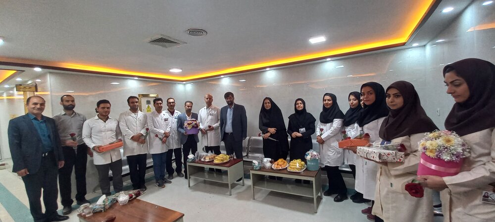 اهدا لوح تقدیر به پرتوکاران نمونه بیمارستان آتیه همدان