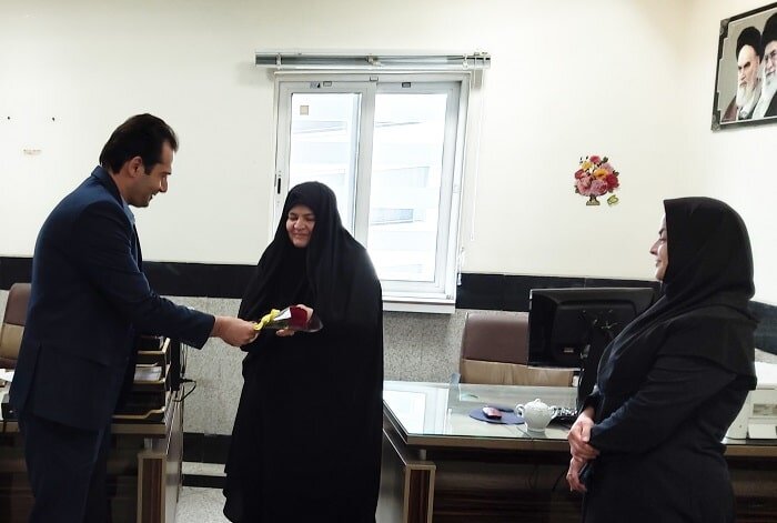 تقدیر از خانواده ایثارگران مدیریت درمان تامین‌اجتماعی خراسان جنوبی