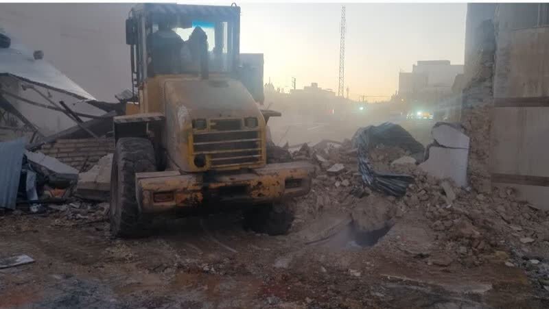 قلع و قمع سازه مزاحم پروژه درمانگاه ۲ تامین‌اجتماعی ایلام 