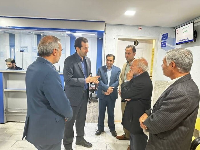 دیدار مدیر درمان تامین‌اجتماعی خراسان جنوبی با مراجعان درمانگاه تامین‌اجتماعی فردوس