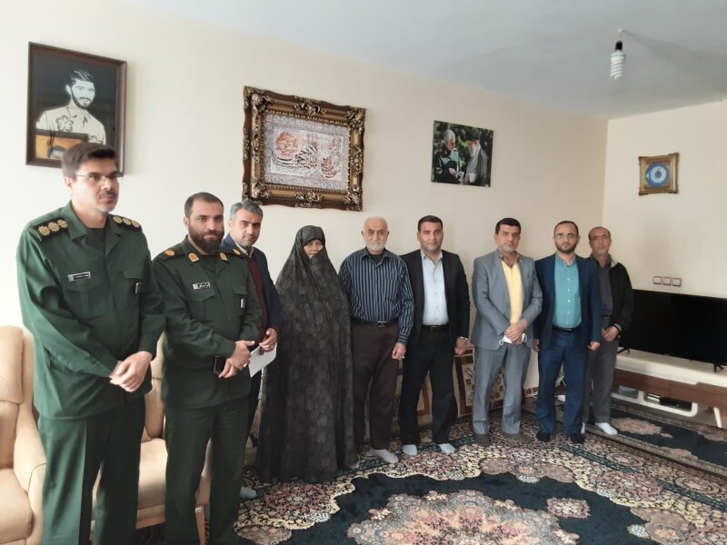 بازدید مدیرکل تامین‌اجتماعی استان قزوین از خانواده شهدای مدافع حرم استان 