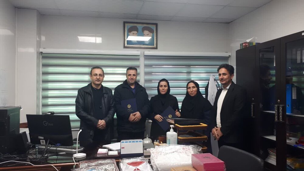 تجلیل رئیس بیمارستان ارس پارس‌آباد از برگزیدگان مسابقات قرآن کریم کارکنان تامین‌اجتماعی