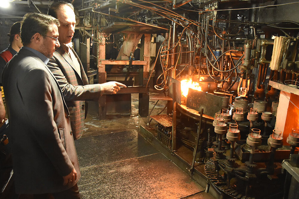 بازدید مدیرکل تعاون، کار و رفاه اجتماعی استان یزد از شرکت شیشه مظروف