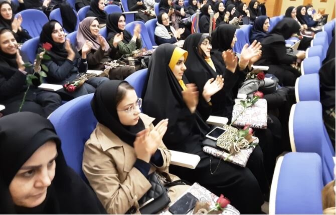 تقدیر مدیرکل تامین‌اجتماعی استان قزوین از زنان دارای سه فرزند و بالاتر 