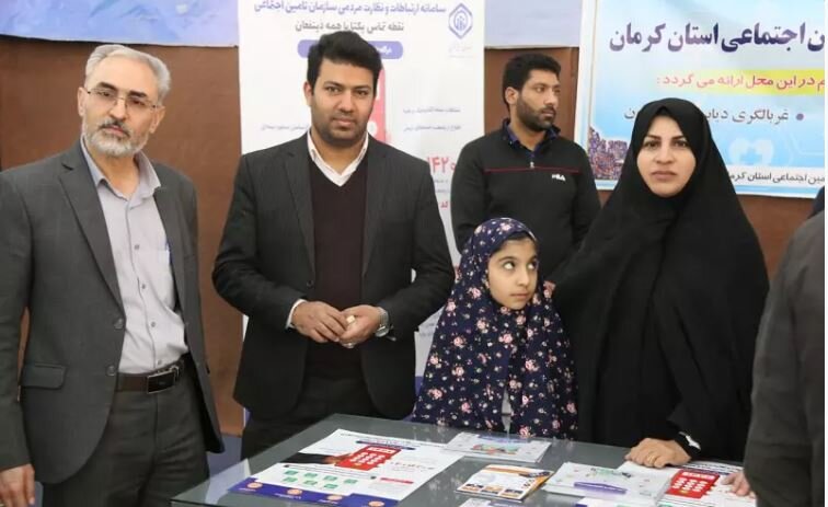 برپایی میز خدمت اداره کل تامین‌اجتماعی استان کرمان در مصلی امام علی(ع) 