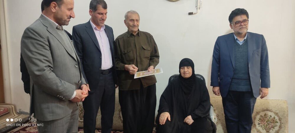 دیدار مدیر درمان تامین‌اجتماعی ایلام با خانواده شهیدان والامقام داراب پور