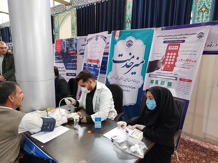 برپایی میزخدمت سلامت مدیریت درمان تامین‌اجتماعی استان مرکزی در مصلی نماز جمعه