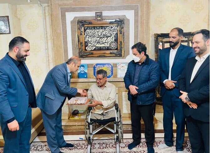 دیدار مدیرکل تامین‌اجتماعی گیلان با جانباز ۷۰ درصد جنگ تحمیلی