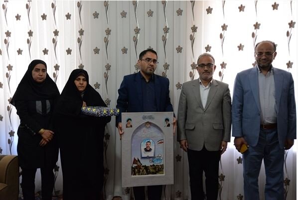 دیدار مدیرکل تامین‌اجتماعی خراسان جنوبی با خانواده شهید صادقی در شهرستان نهبندان