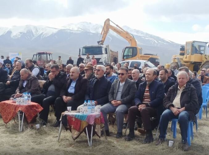 کلنگ‌زنی مرکز نگهداری کودکان اوتیسمی در شهرستان سقز