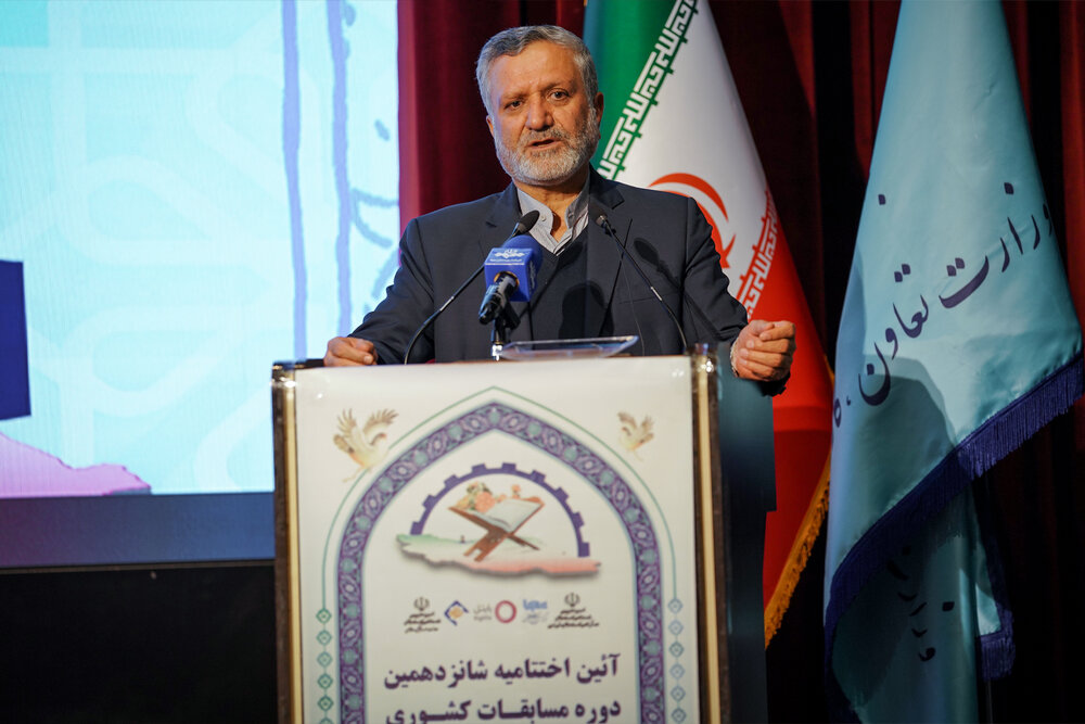 انس با قرآن موجب سلامت نفس در جامعه کار و تولید می‌شود