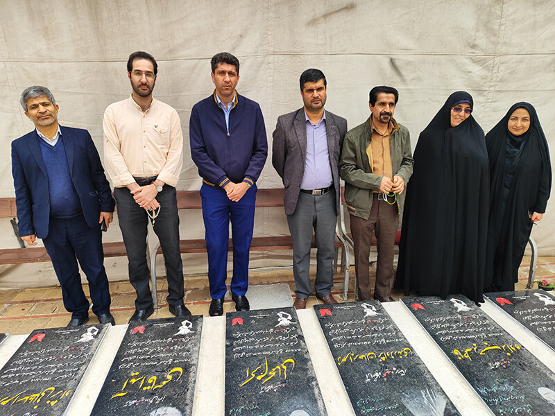 حضور مدیر درمان تامین‌اجتماعی کرمان و جمعی از همکاران در گلزار شهدا