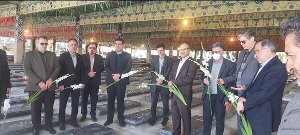 برگزاری آئین غبارروبی و گلباران مزار شهدای کرمانشاه با حضور مدیرکل تامین اجتماعی استان 