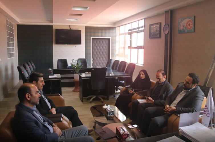 دیدار مدیرعامل صندوق کارآفرینی امید قم با مدیرکل بهزیستی استان