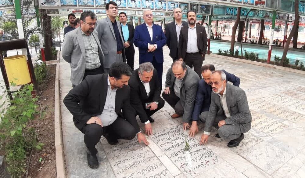 نخستین روز کاری مدیرکل تامین اجتماعی قم در مزار شهدا 