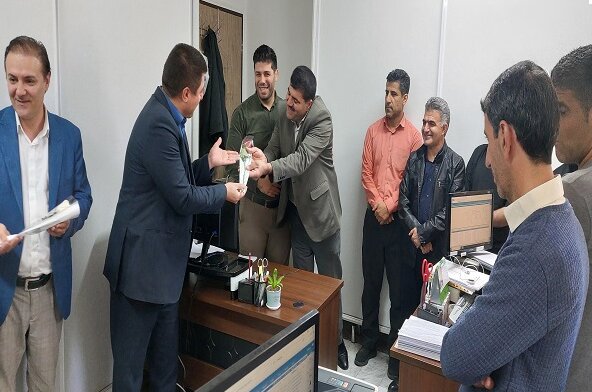  تقدیر مدیر درمان تامین اجتماعی استان کردستان از همکاران واحد منابع انسانی