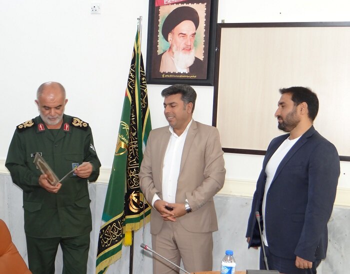 اهداء لوح تقدیر به مدیر درمان تامین اجتماعی بوشهر در مراسم تجلیل از خادمان سلامت