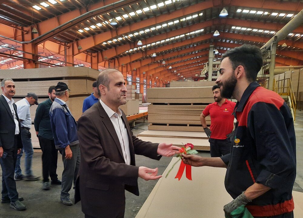  بازدید مدیرکل تامین اجتماعی استان گیلان از شرکت نئوپان فومنات