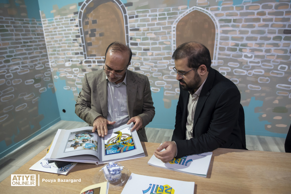 بازدید رئیس هیأت‌مدیره سازمان تأمین اجتماعی از غرفه خانواده ما در نمایشگاه کتاب