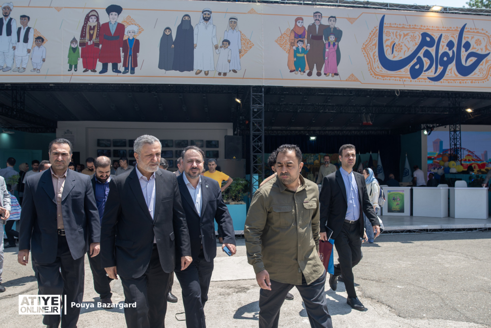 بازدید وزیر کار از غرفه «خانواده ما» سازمان تامین اجتماعی در نمایشگاه کتاب