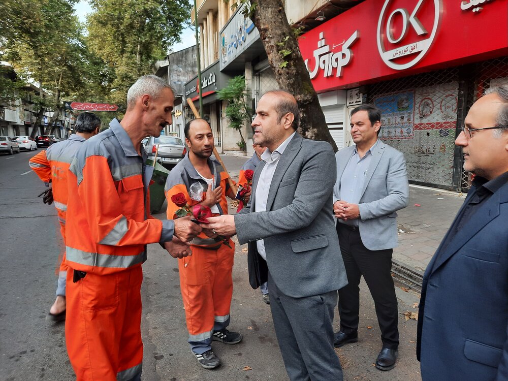 تجلیل مدیرکل تامین اجتماعی گیلان از پاکبانان شهرداری رشت