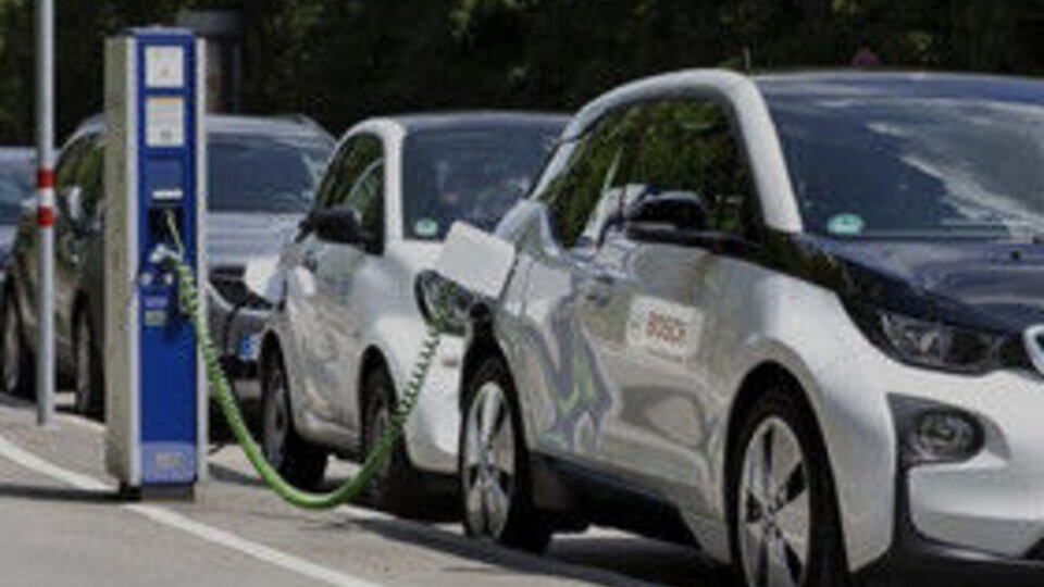 تعرفه ۱۰۰ درصدی واردات خودروهای برقی‌ها به تعویق افتاد