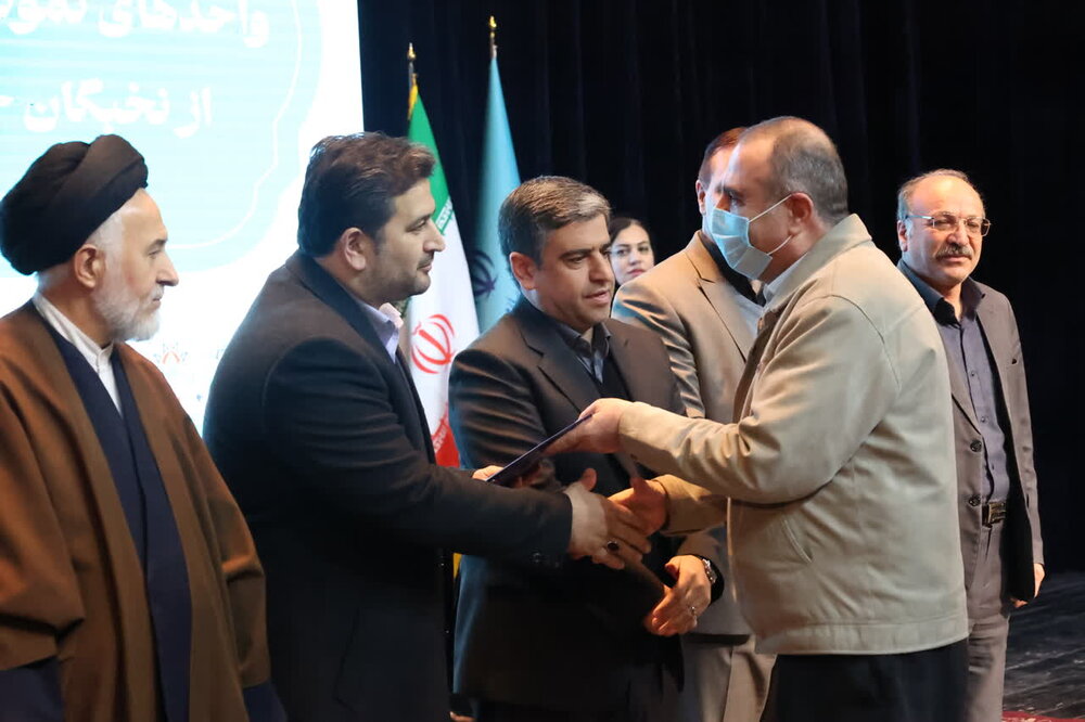 اهدای لوح برتر کشور به رئیس اداره طب‌کار مدیریت درمان تامین اجتماعی اردبیل