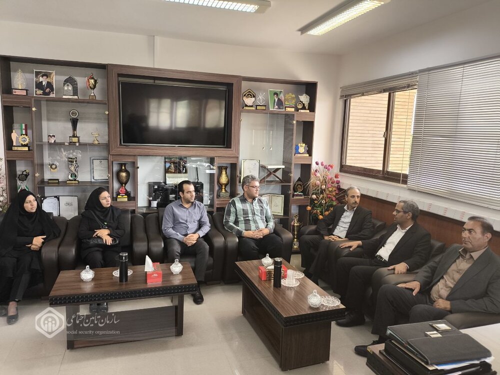 دیدار نوروزی کارکنان موسسه حسابرسی تامین اجتماعی کرمان با مدیرکل تامین‌اجتماعی استان