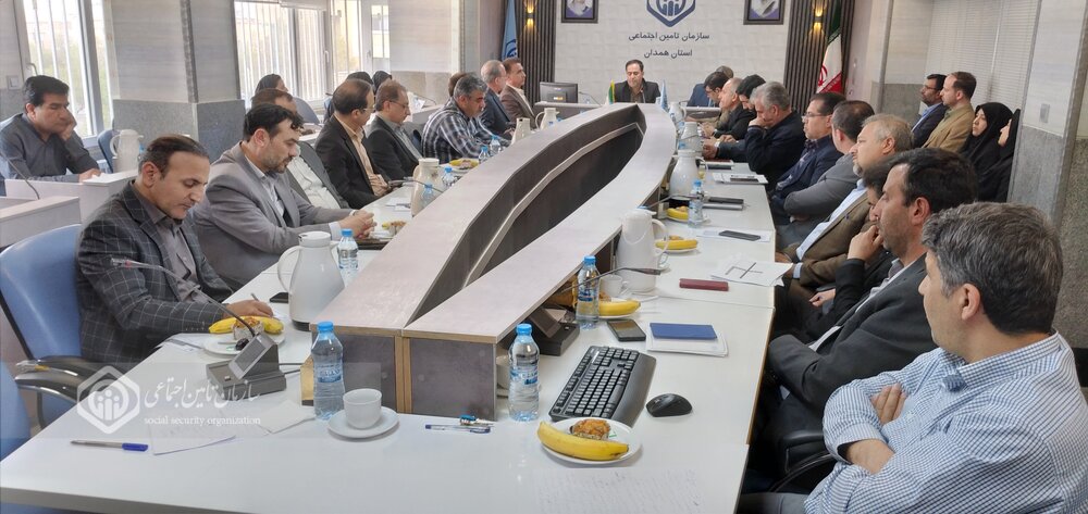 بررسی عملکرد شعب و طرح‌های تحولی در جلسه شورای اداری تأمین اجتماعی همدان